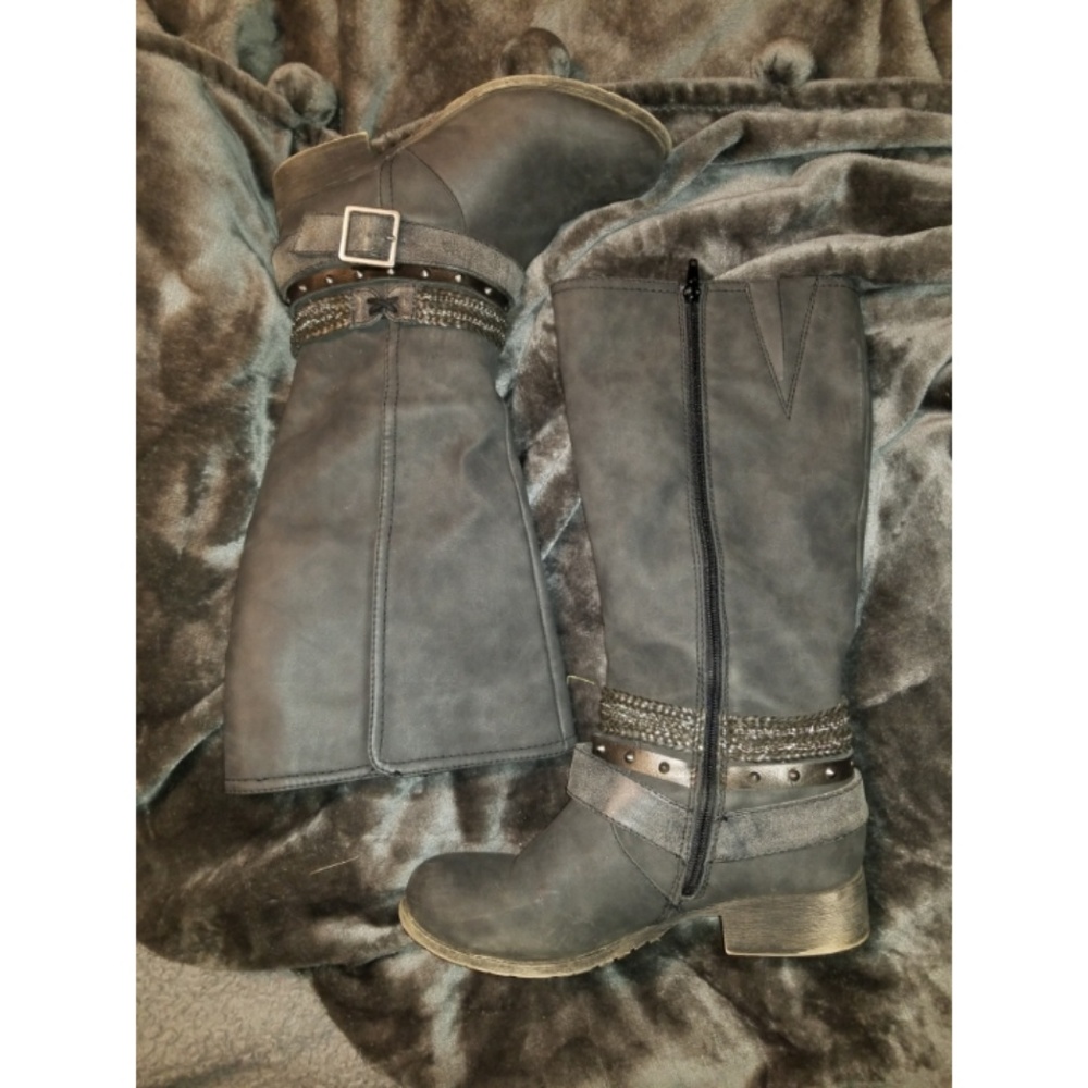 EUC grey zip boot with grunge embellishments
